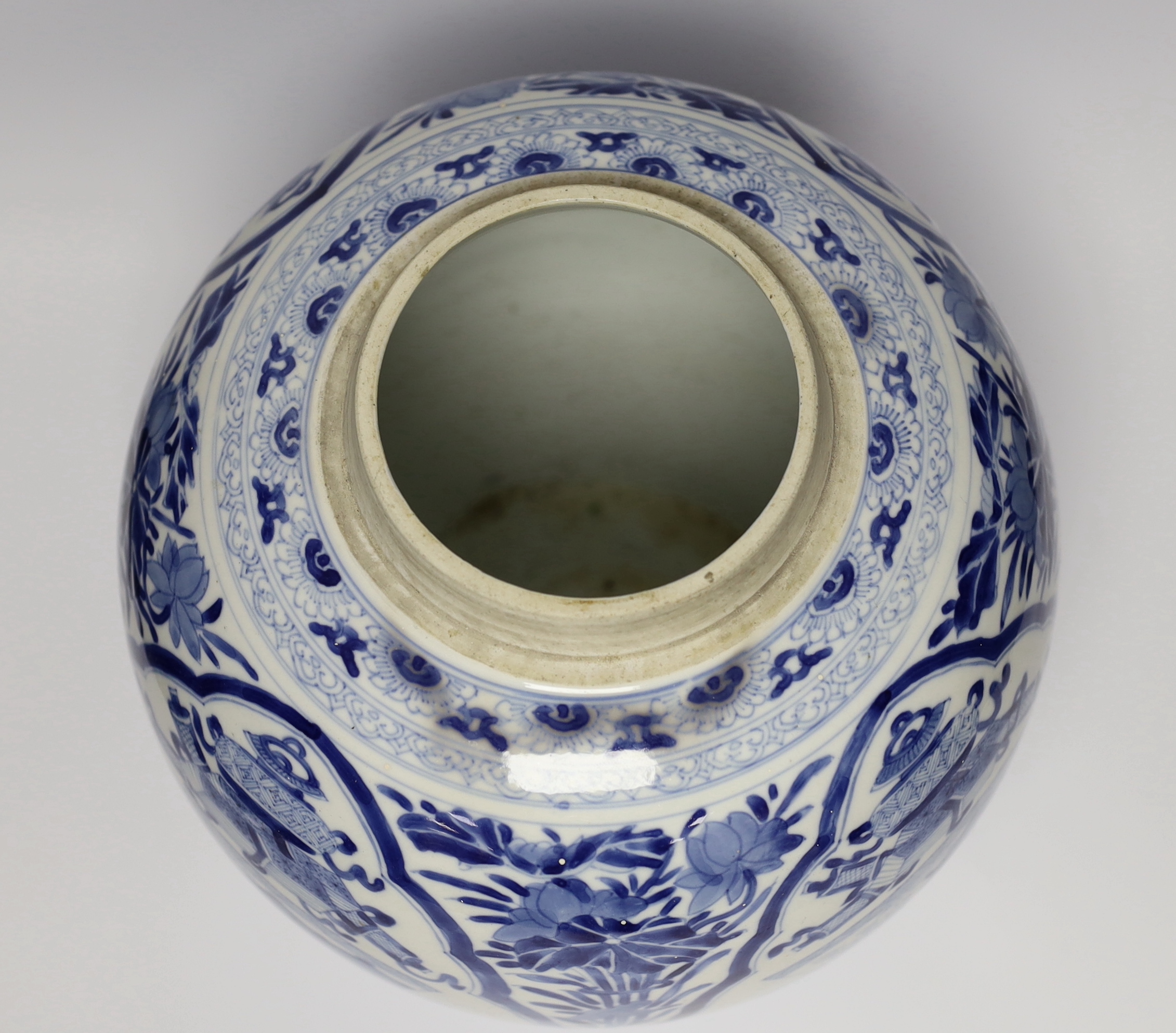 A large 19th century Chinese blue and white jar, 27cm high